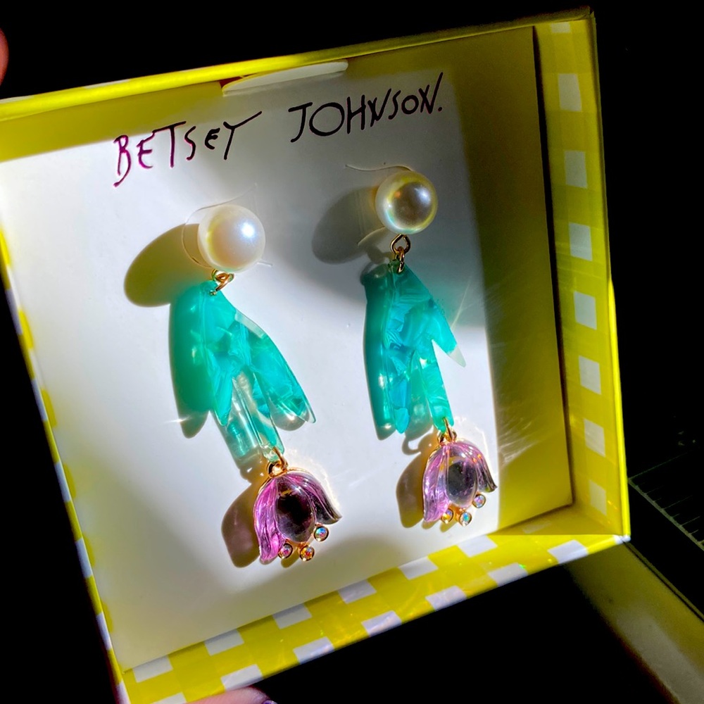 Betsy Johnson tulip drop earrings NWT